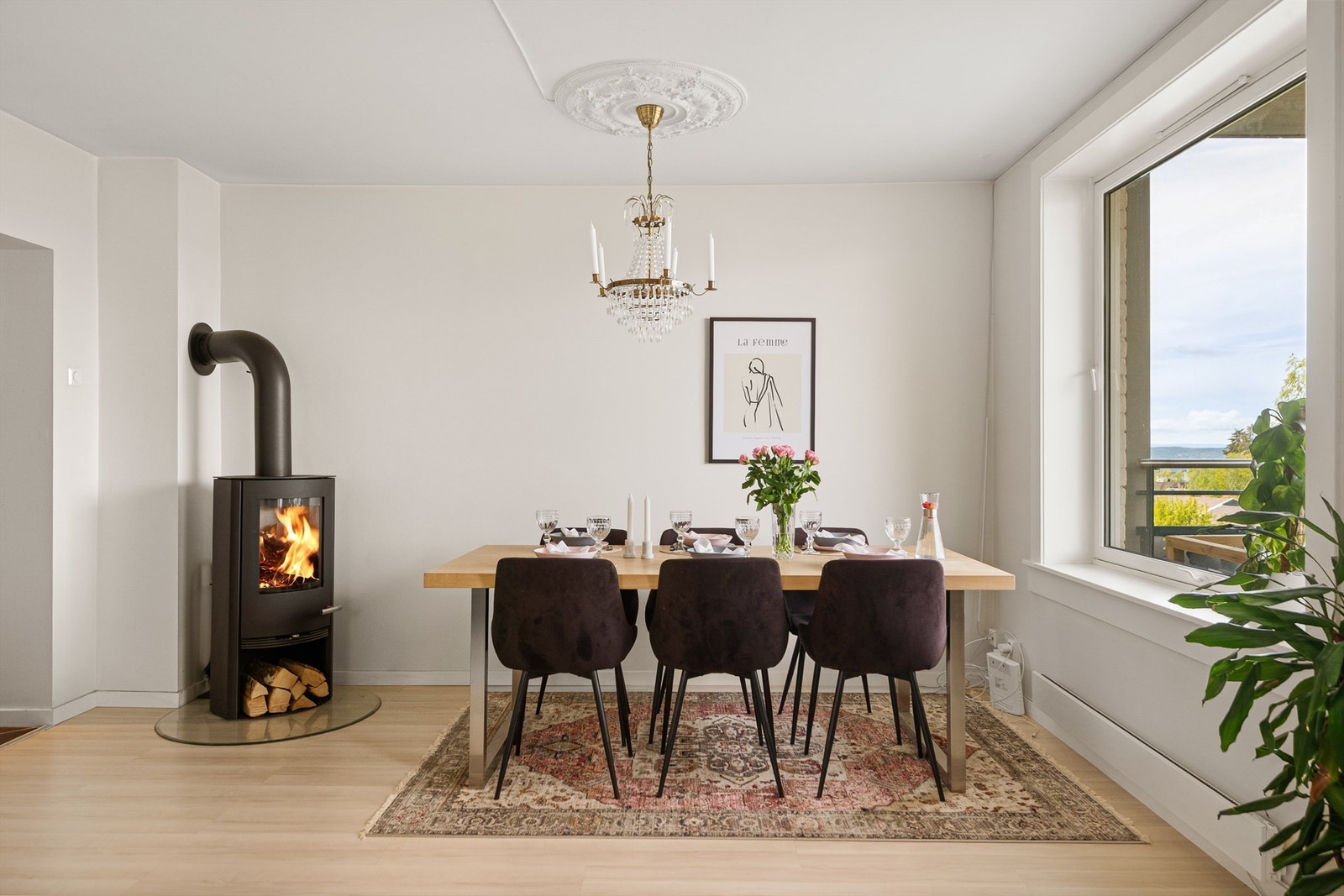 Her er det god plass til spisebord med hyggelig utsyn. Galleribilde