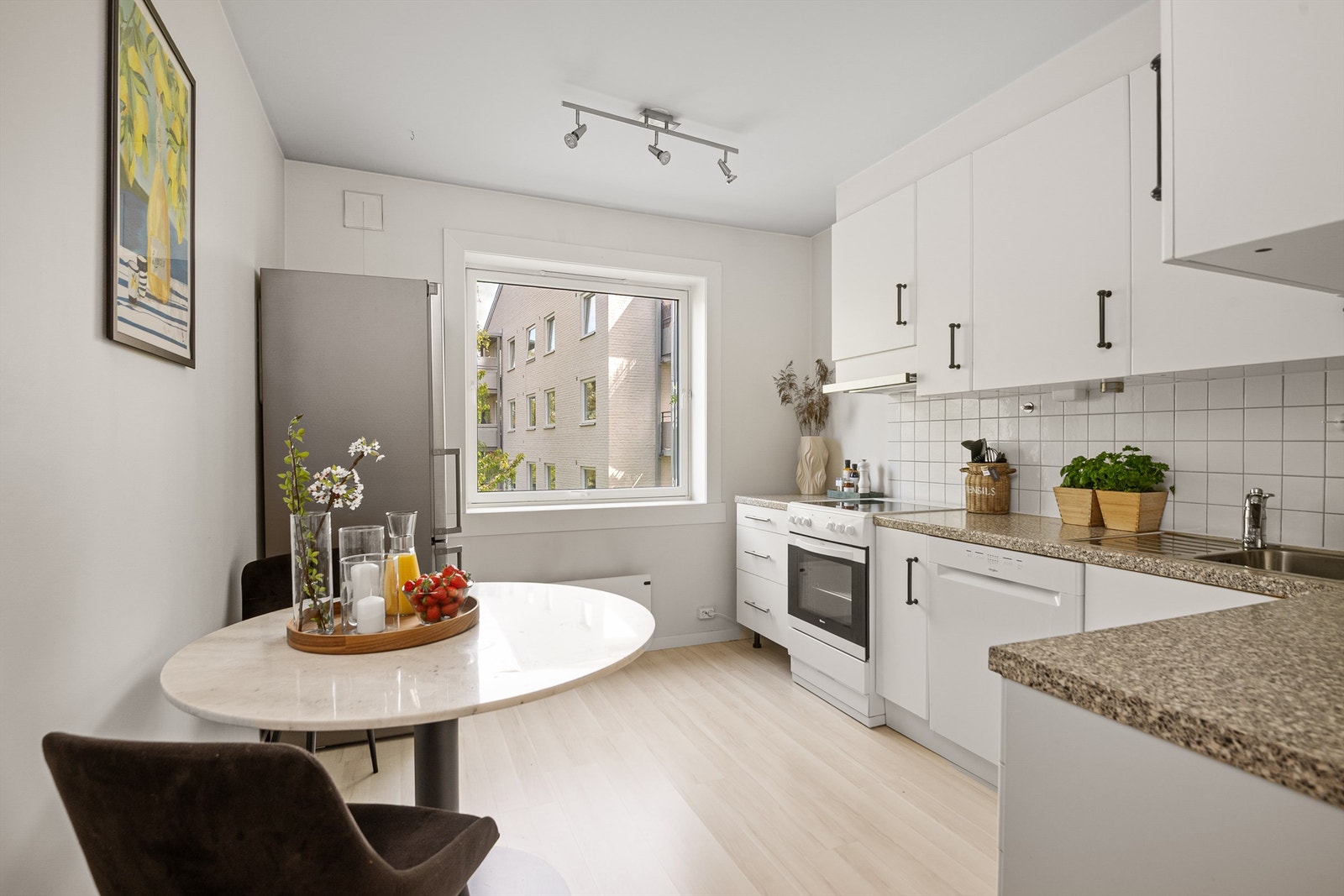 Et praktisk og velutstyrt kjøkken med god skap- og benkeplass. Galleribilde