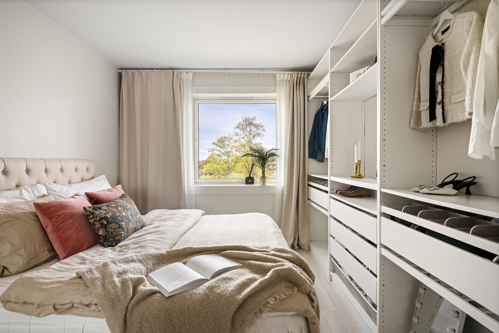 Rommet har god garderobeplass. Galleribilde