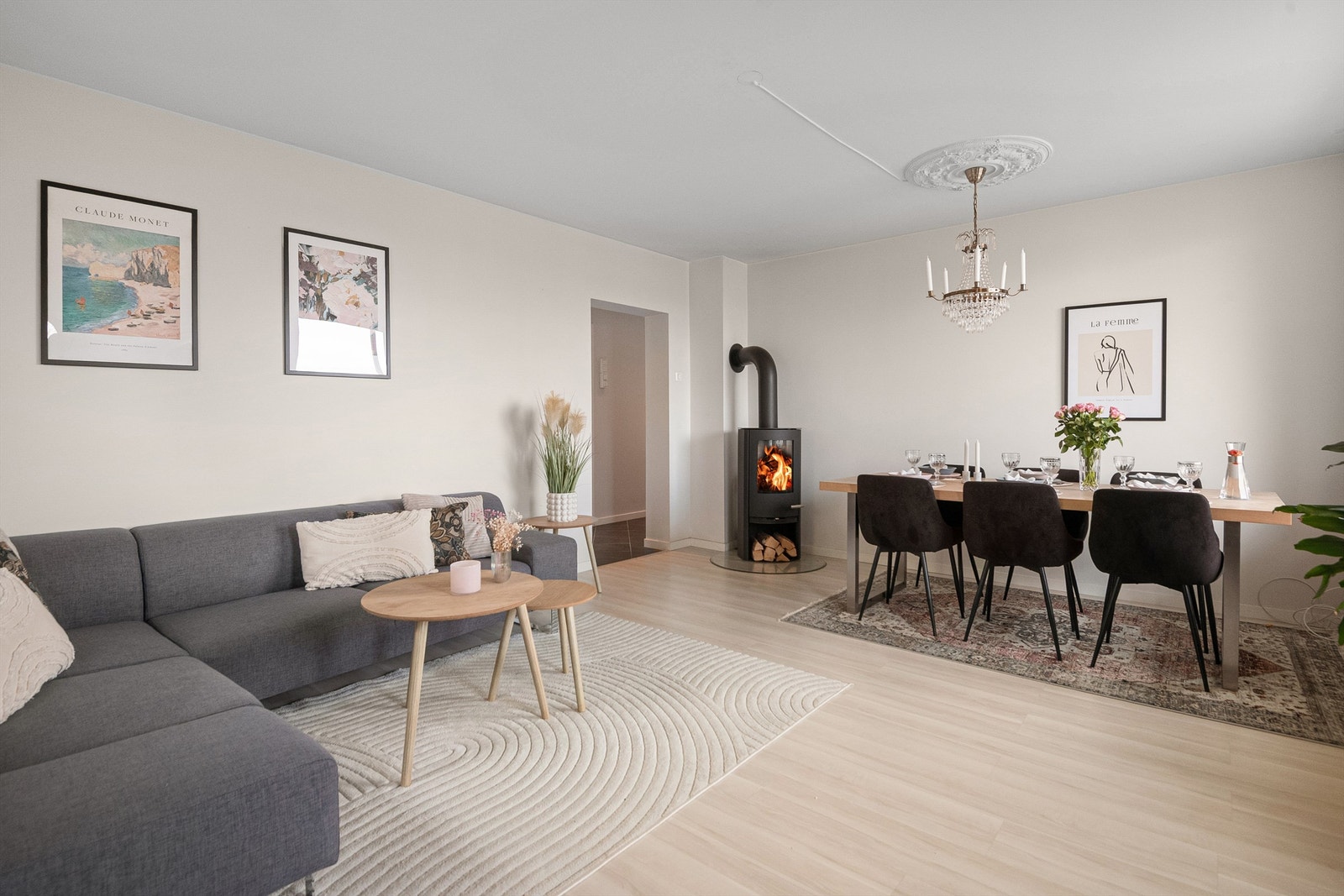 Kombinert stue og spisestue - som er nettopp det: her er det god plass til begge deler. God takhøyde, takrosett, peisovn, store vindusflater og tidsmessig standard skaper et rom med høy trivselsfaktor. Galleribilde