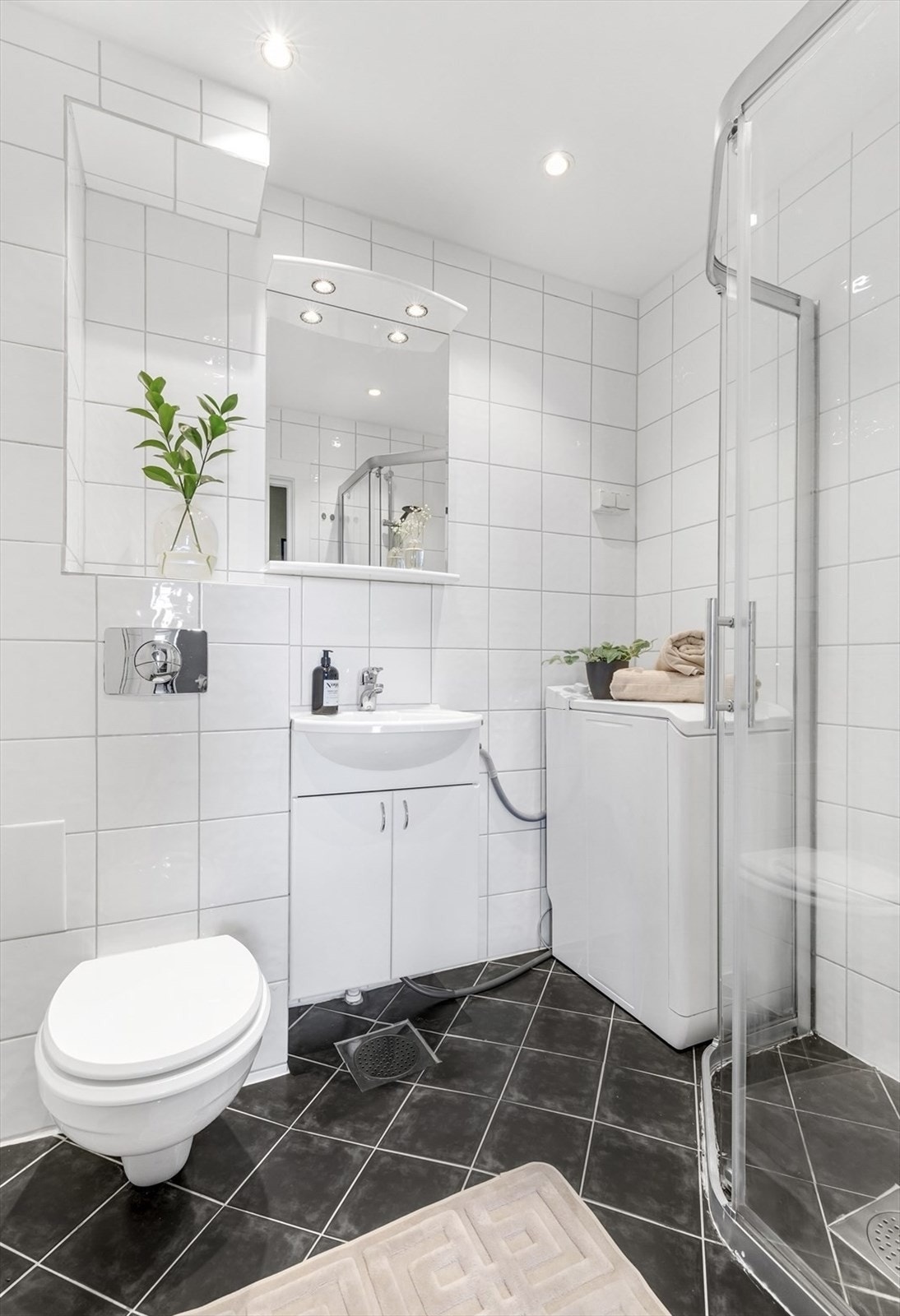 Fra entréen er direkte adkomst til et pent flislagt baderom med varme i gulv og downlights i tak. Galleribilde