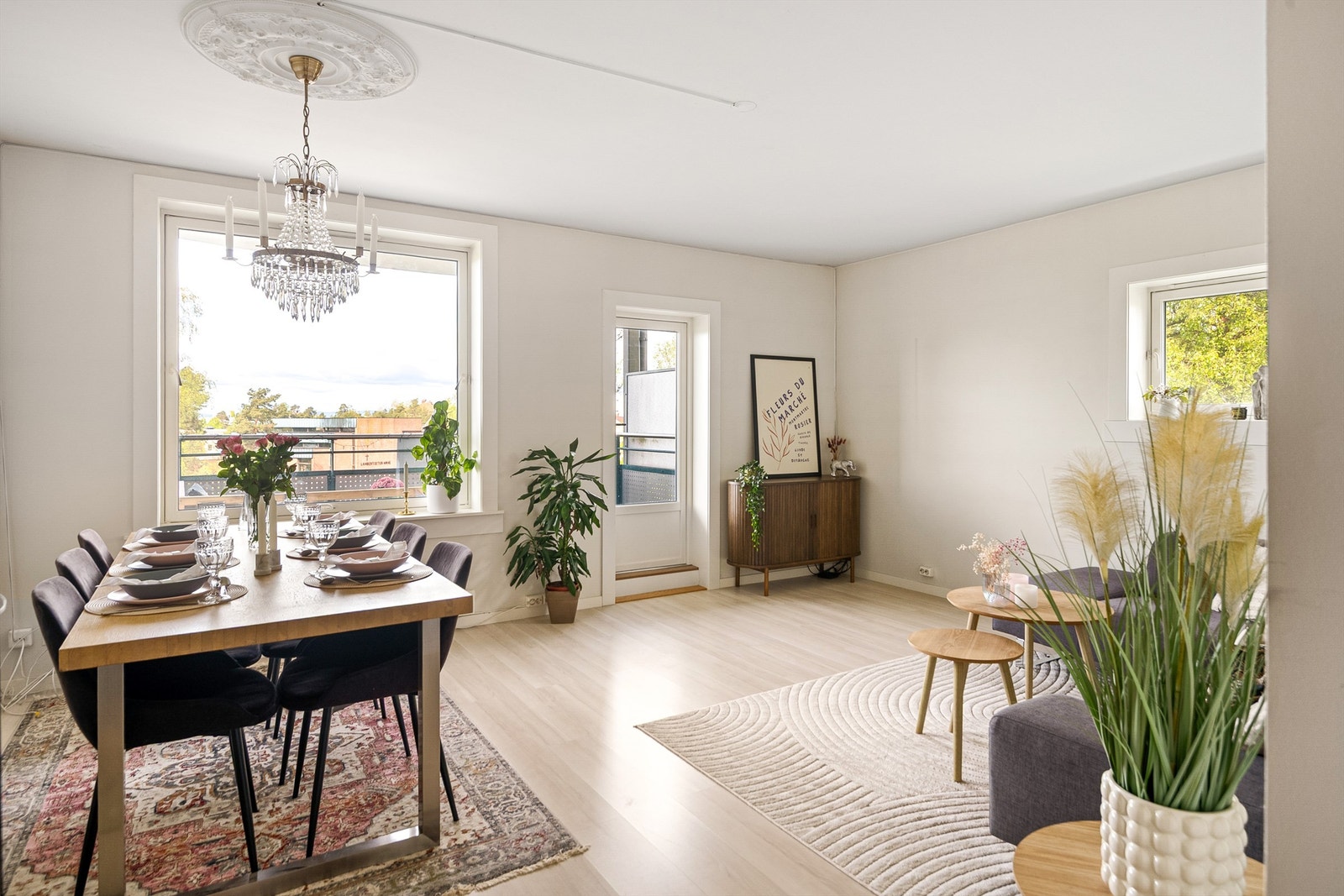 Store vindusflater som slipper inn rikelig med lys. Galleribilde