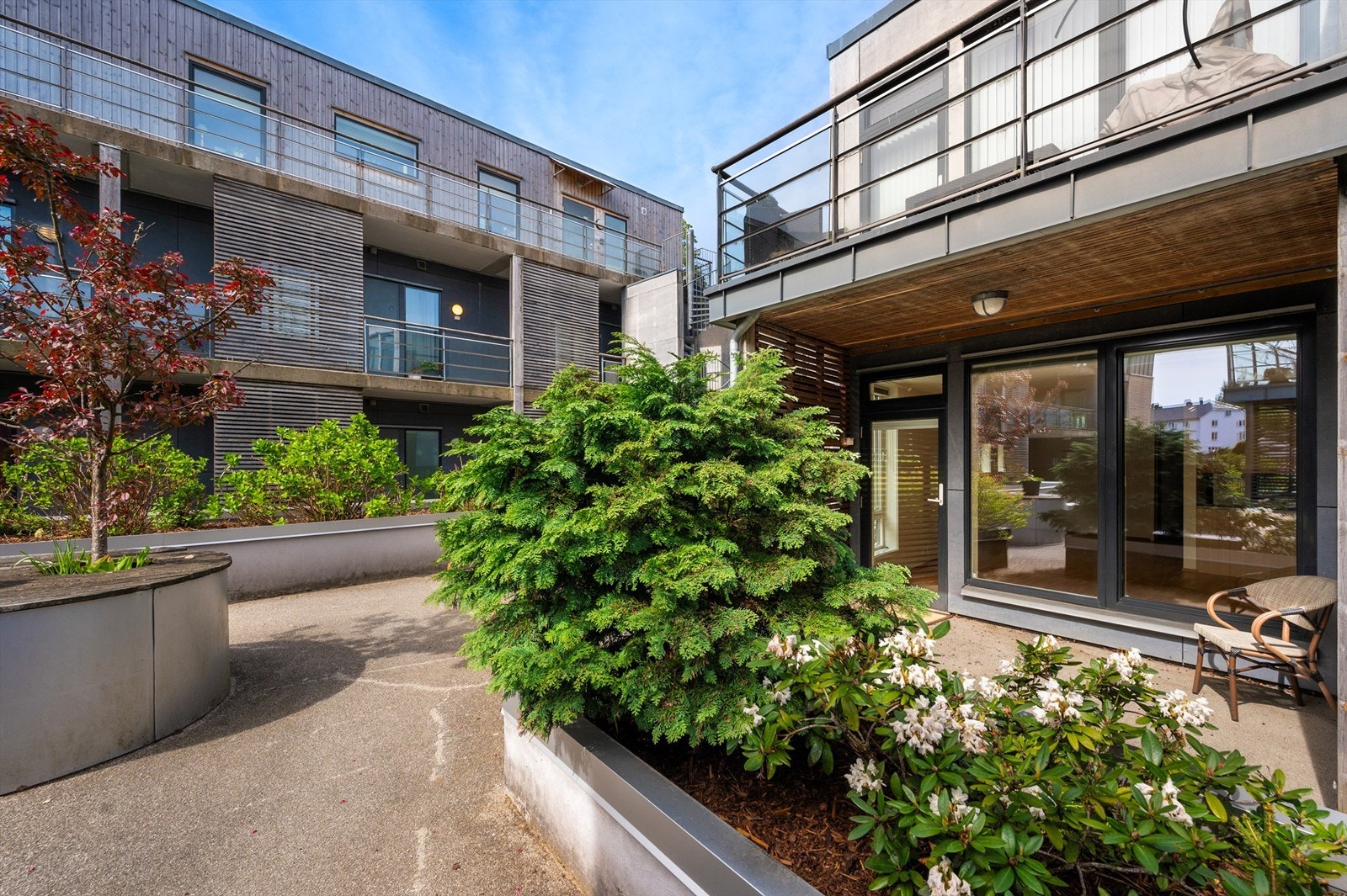 Koselig terrasse med pent opparbeidet fellesareal rundt Galleribilde