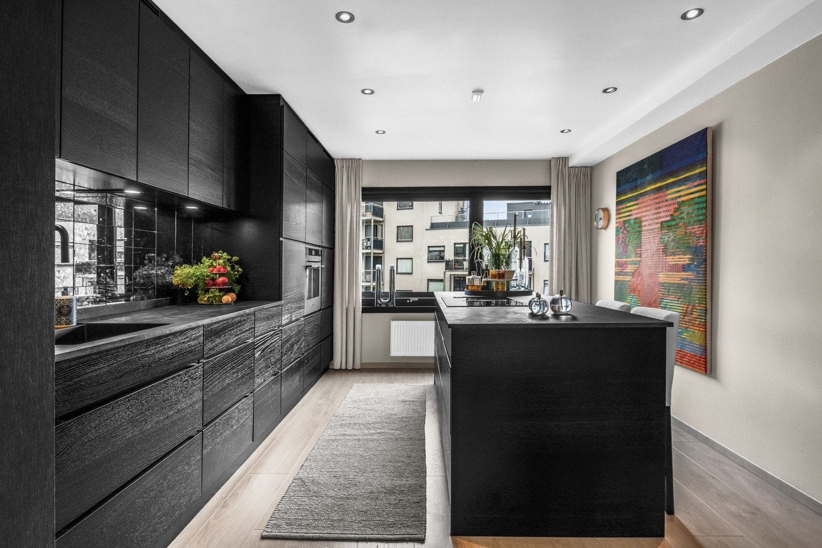 Leiligheten har et stilrent kjøkken fra 2023. Galleribilde