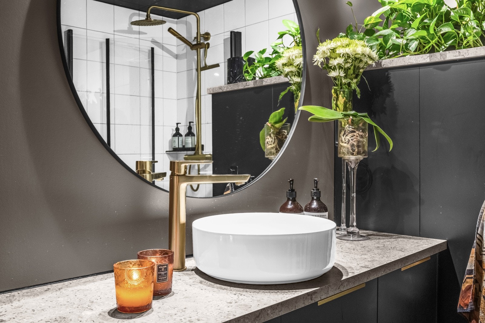 Det er nytt vegghendt toalett, nye armaturer og vask, ny innredning og integrert vaskemaskin/tørk. Galleribilde