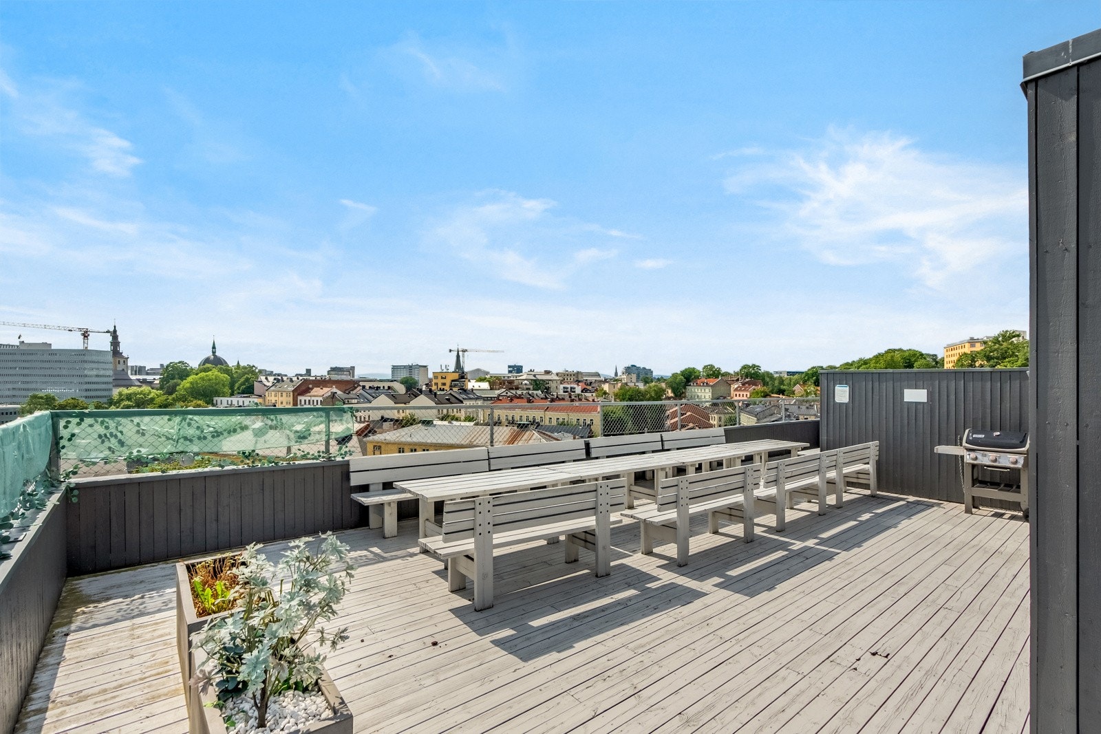 Takterrassen er innredet med flere sittegrupper og en grill. Galleribilde