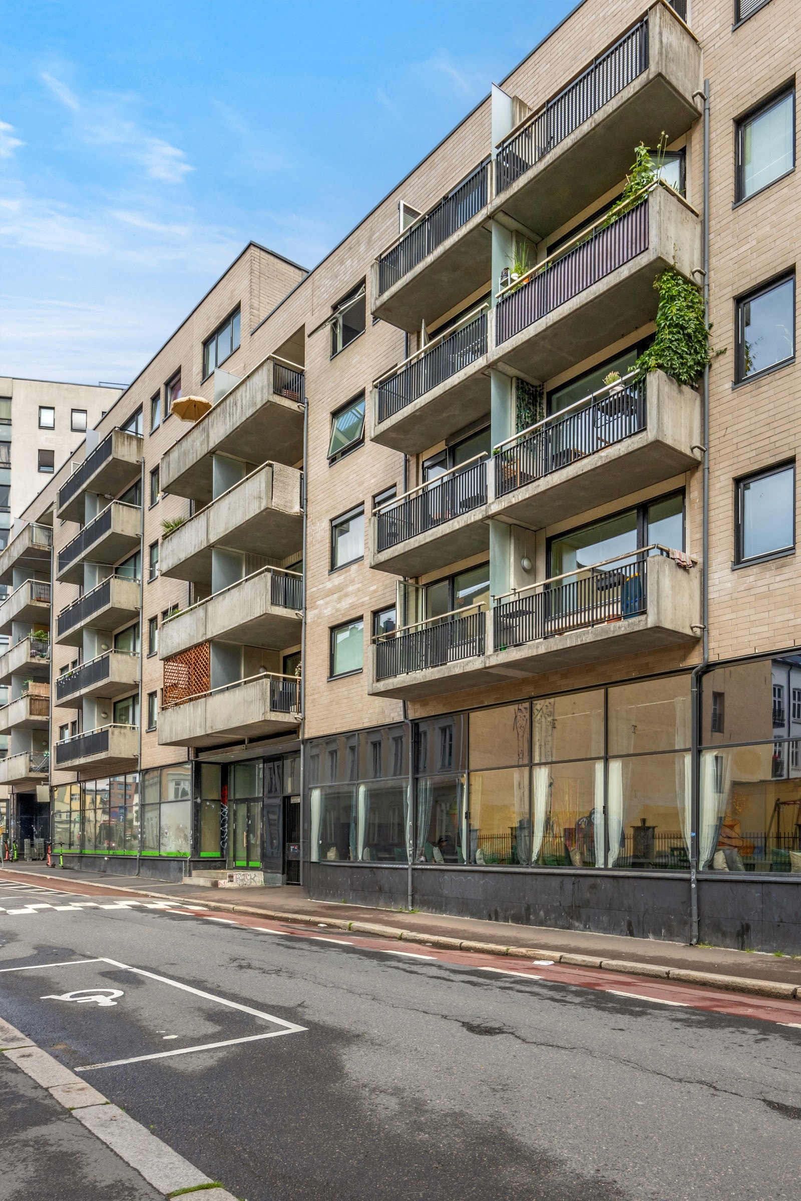 Attraktiv beliggenhet på Fredensborg midt mellom St. Hanshaugen, Grünerløkka og sentrum. Her bor du med kort gangavstand til alt av servicetilbud. Galleribilde