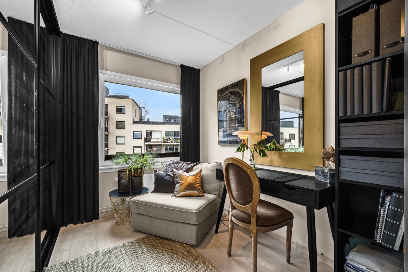 Det er store vindusflater som slipper inn rikelig med naturlig lys på soverommene. Galleribilde