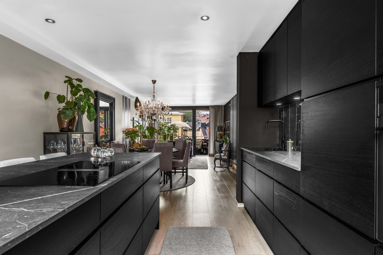 Det er benkeplate av laminat og oppvaskkum med ett-greps armatur. Galleribilde