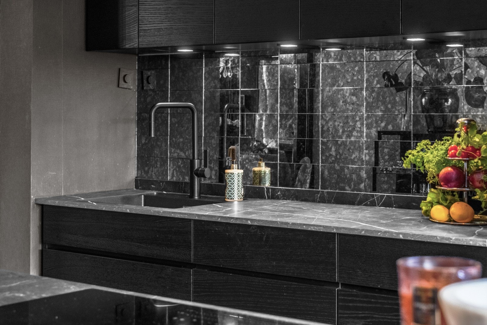 Fin kjøkkeninnredning fra Kvik med gode løsninger og godt med benke-og skapplass. Galleribilde