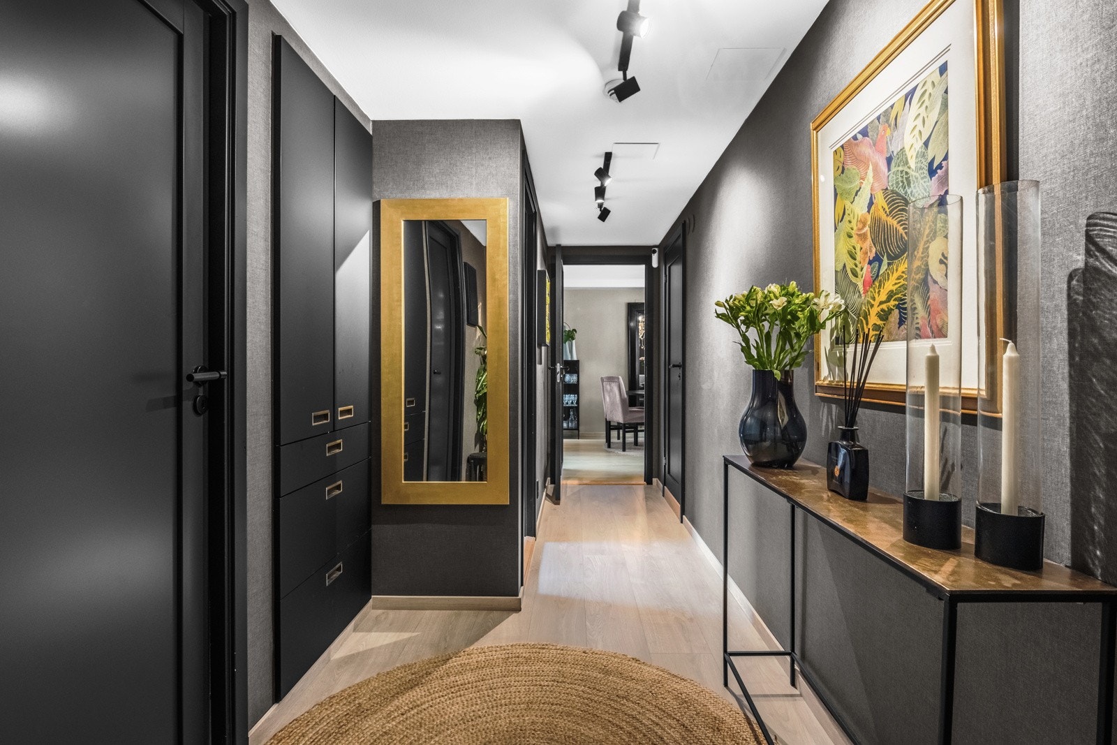 Det er god plass til yttertøy i garderobeskap. For ytterligere oppbevaring disponerer også leiligheten en kjellerbod på 3m². Galleribilde