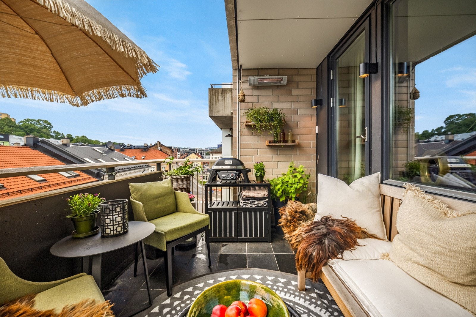 På balkongen har du god plass til sittegruppe etter eget ønske og behov. Det er også tillatt med bruk av elektrisk grill eller gassgrill. Galleribilde