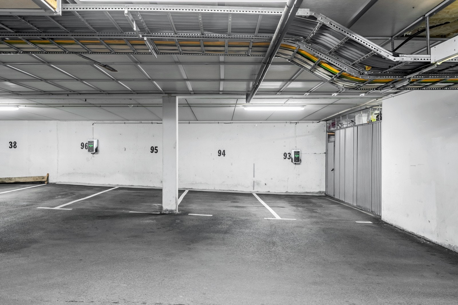 Leiligheten disponerer biloppstillingsplass i felles garasjeanlegg i kjeller. Galleribilde