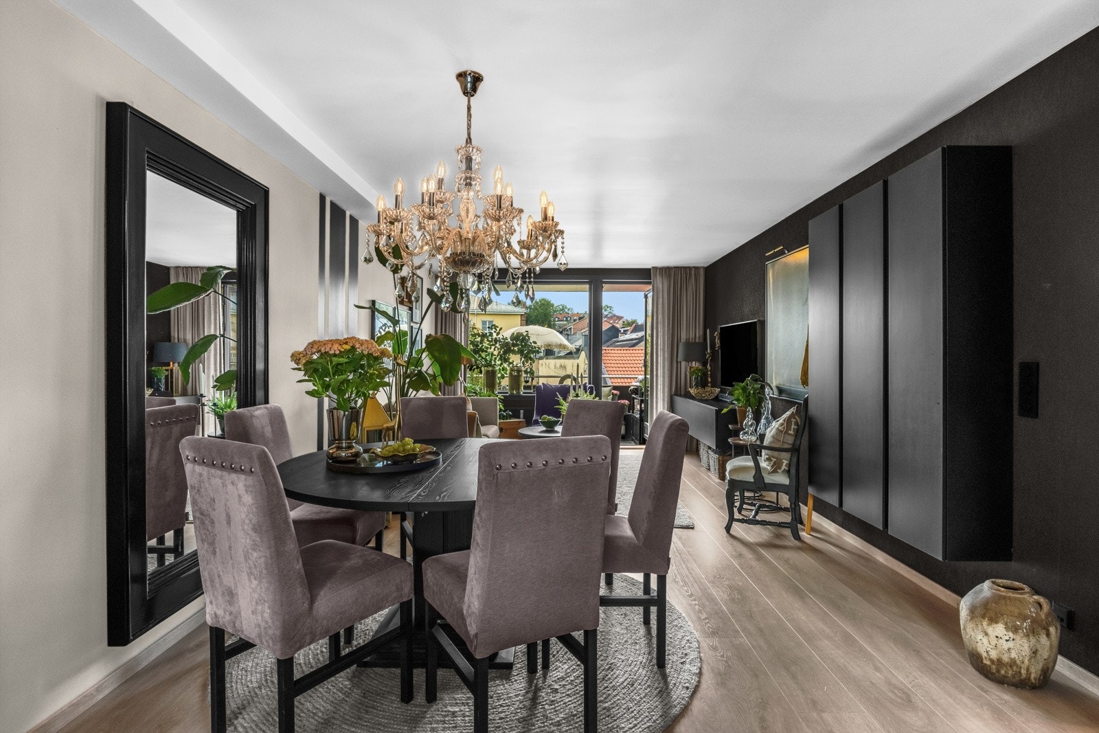 Det er plass til en hyggelig spisegruppe som naturlig deler stuen og kjøkkenet. Galleribilde