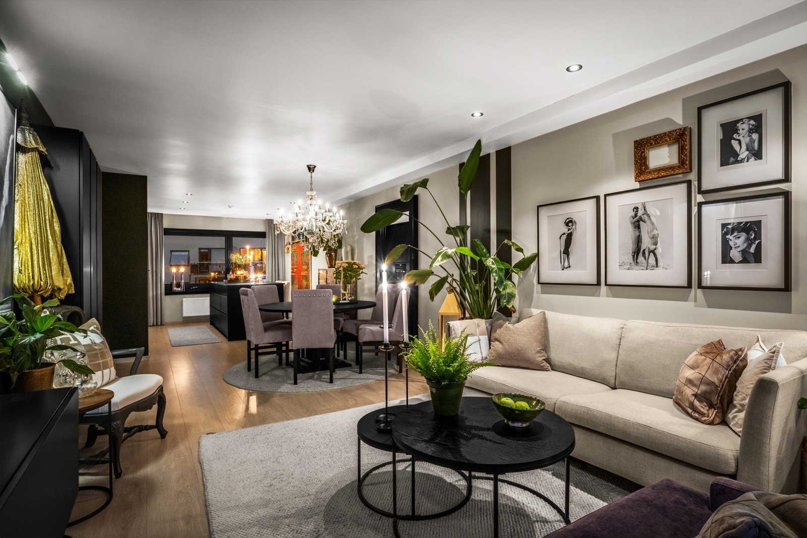 Du har plass til både sofagruppe, spisebord og TV med tilhørende møblement. Galleribilde