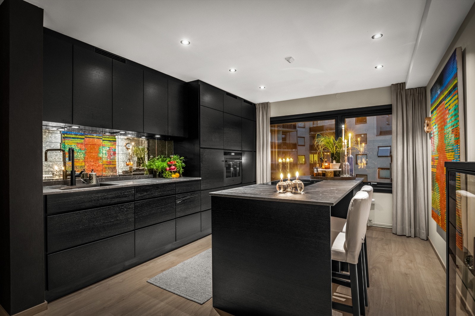 Leiligheten er vel gjennomført med nytt gulv, nytt tak med downlight i stue/kjøkken og alle vegger enten tapetsert eller malt. Galleribilde