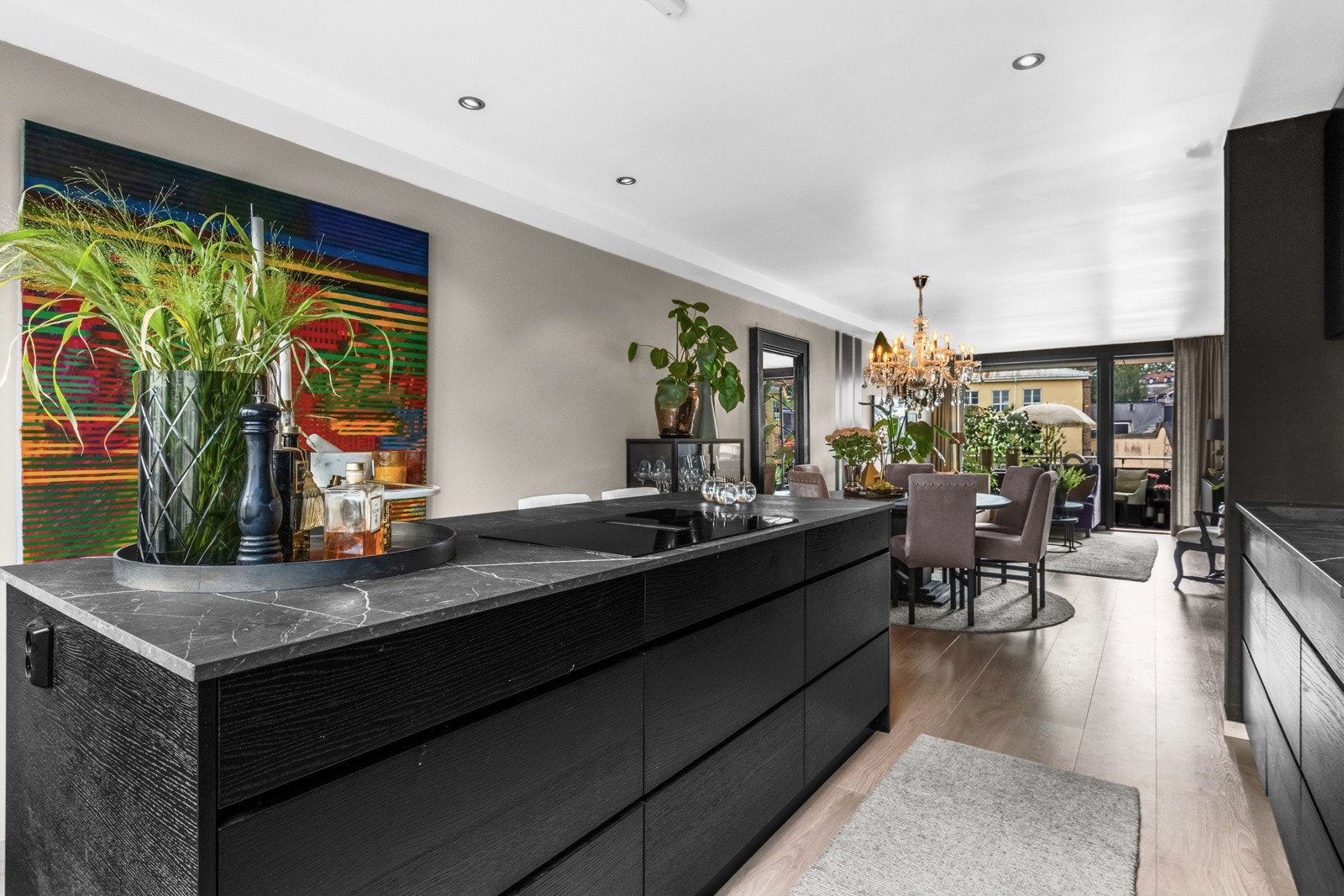 Integrerte hvitevarer bestående av kjøleskap, oppvaskmaskin, komfyr og nedfelt induksjonstopp medfølger handelen. Montert automatisk lekkasjestopper. Galleribilde