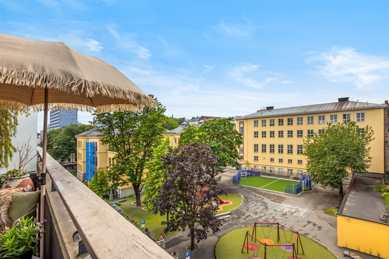 Her sitter du høyt, fritt og solrikt med flott utsikt. Galleribilde