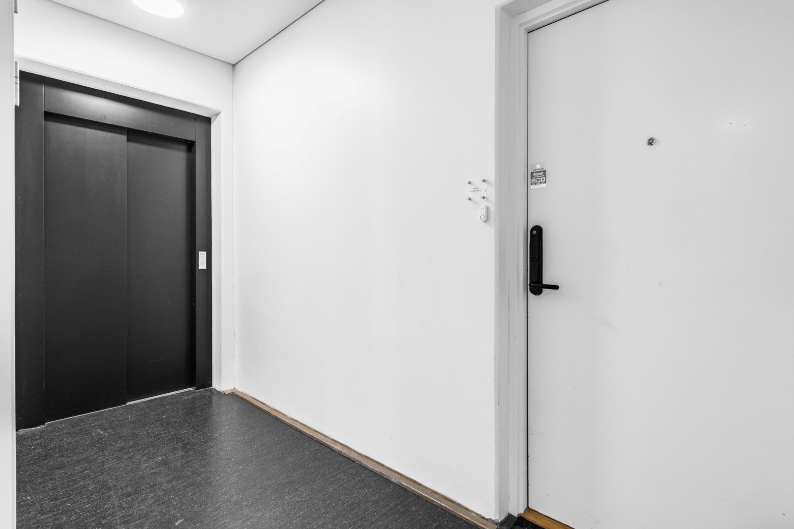 Enkel adkomst til 5.etasje via heis. Galleribilde