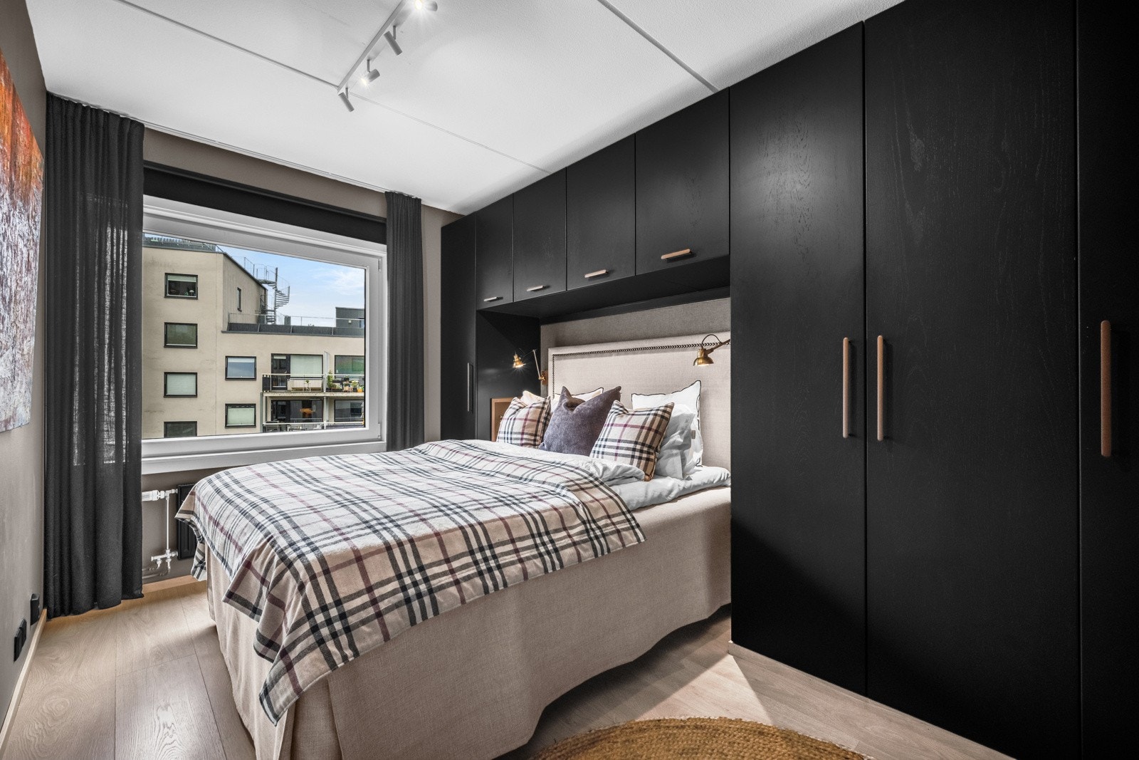 Leiligheten har to gode soverom med plass til dobbeltseng og nattbord. Galleribilde