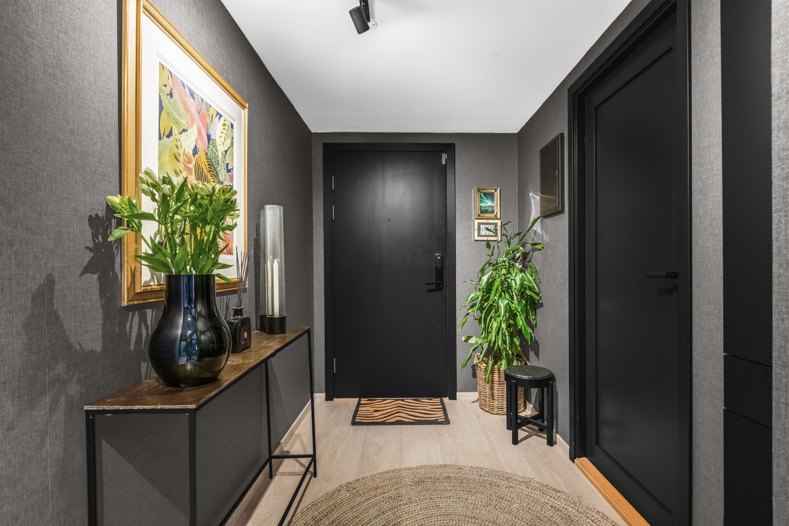 Romslig entré gir et godt førsteinntrykk av leiligheten. Galleribilde