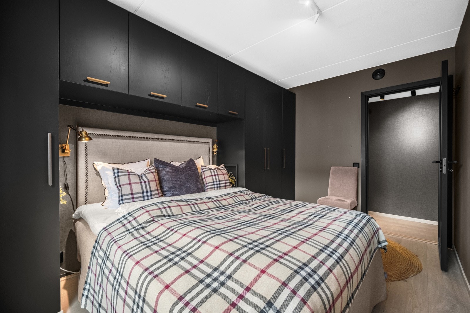 Her er det et gode oppbevaringsmuligheter i garderobeskap. Galleribilde