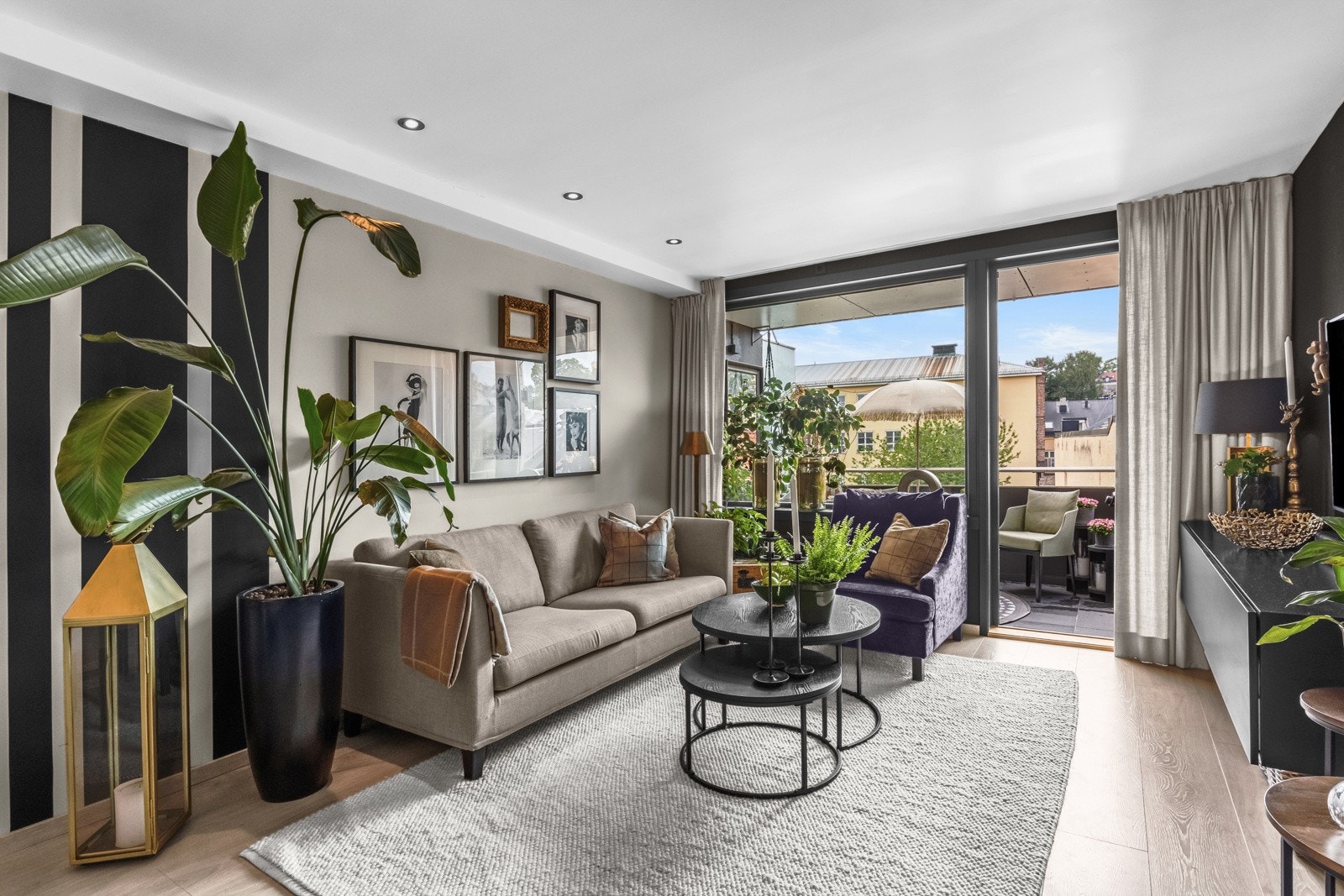 Det er store vindusflater som slipper inn rikelig med lys i boligen. Dette kombinert med den gjennomgående og praktiske planløsningen gir en god atmosfære. Galleribilde