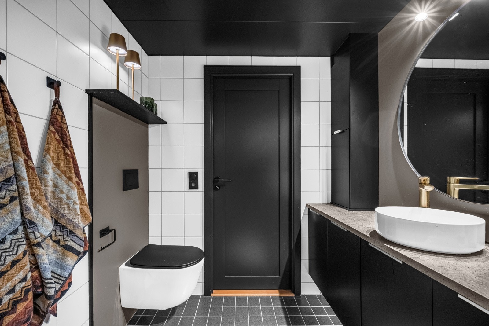 Det er i tillegg en dusjhjørne med innfellbare glassdører. Galleribilde