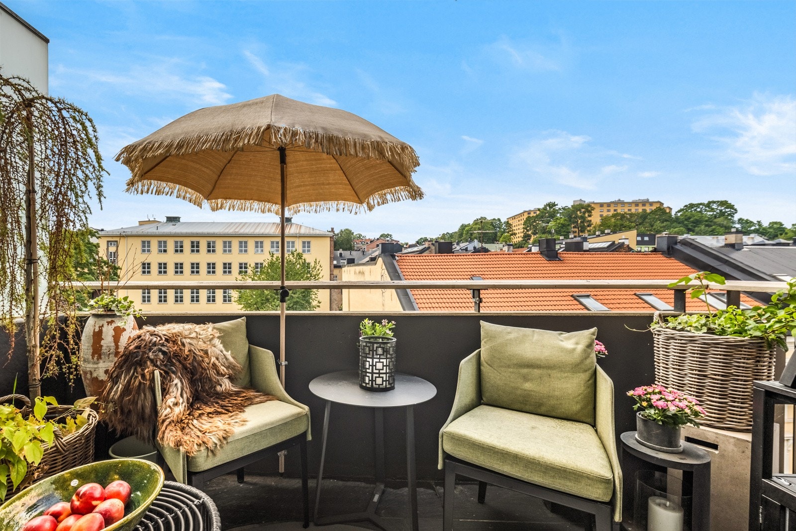 Balkongen er delvis overbygget og har mørke fliser på gulv, ny utebelysning og malt tak og vegger i 2023/24. Galleribilde