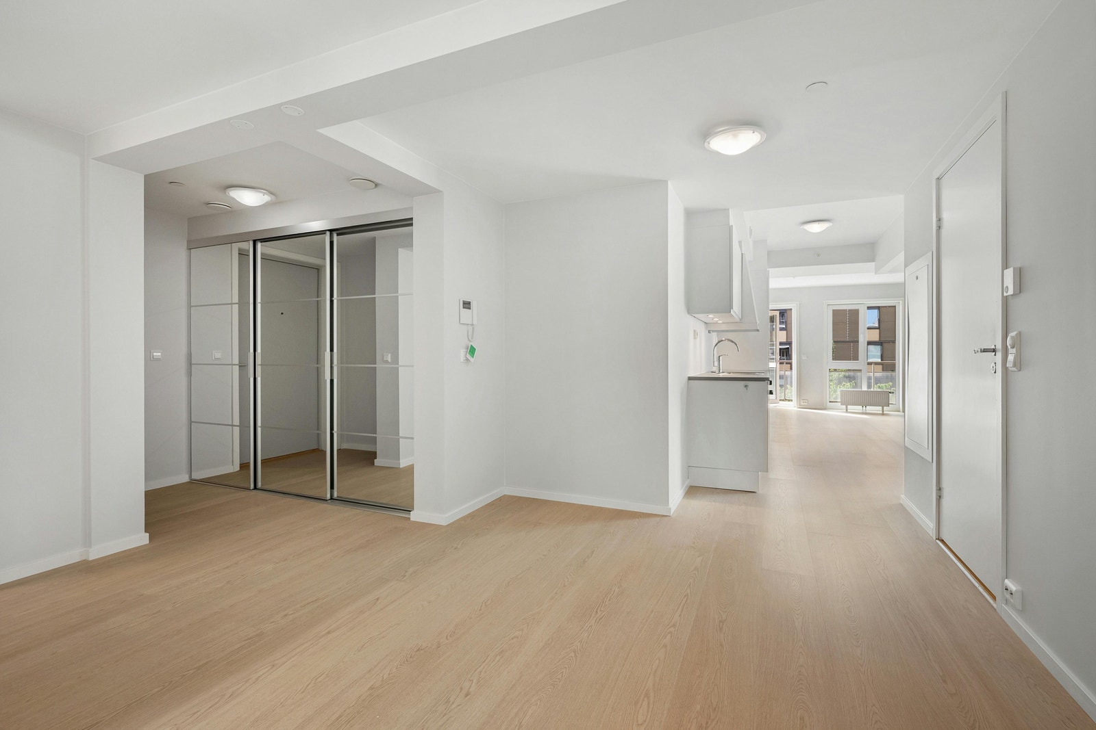 Garderobeskap med speil og god oppbevaring Galleribilde