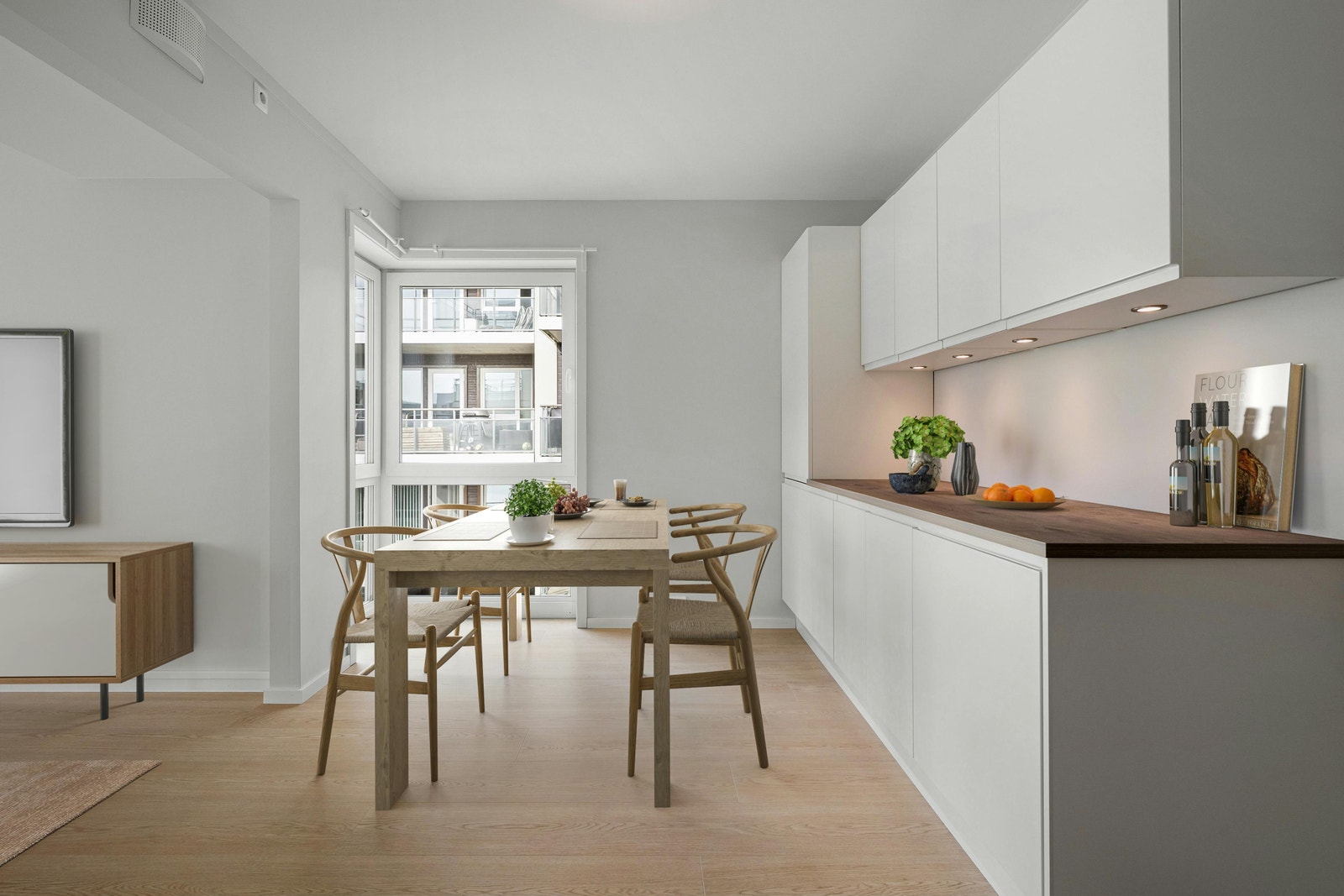 Nydelig hvitt kjøkken med masse benkeplass Galleribilde