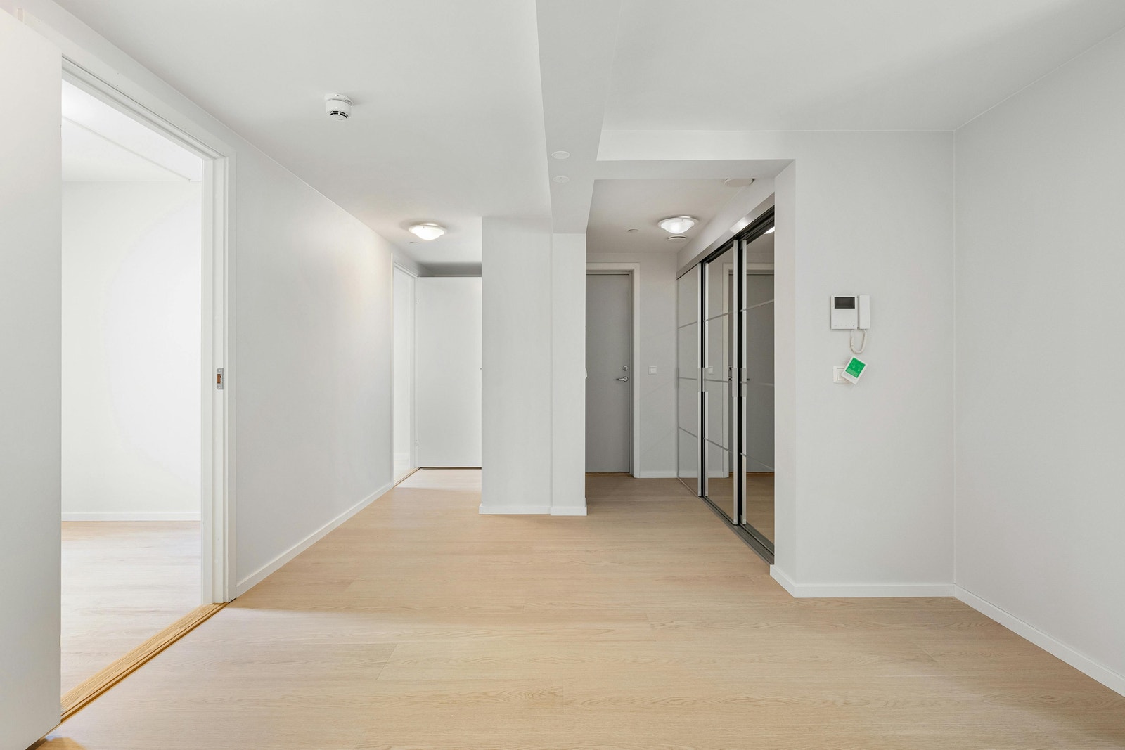 Romslig gang med gode lysforhold og mange muligheter Galleribilde