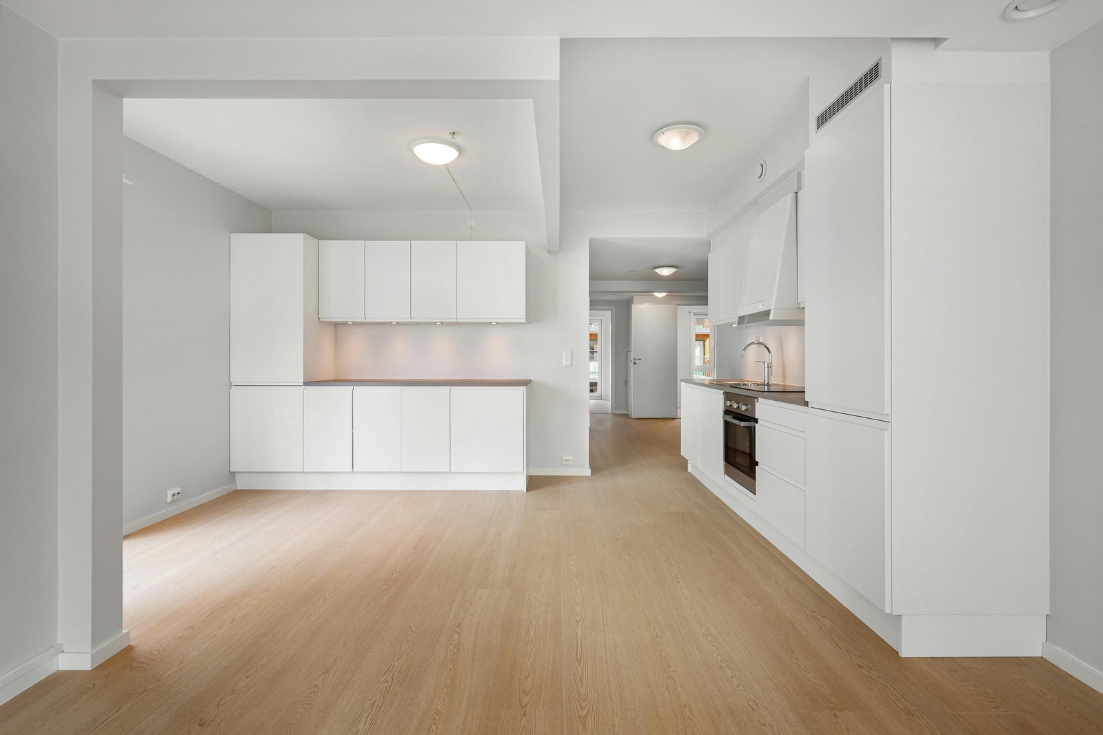 Integrerte hvitevarer og god skapplass Galleribilde