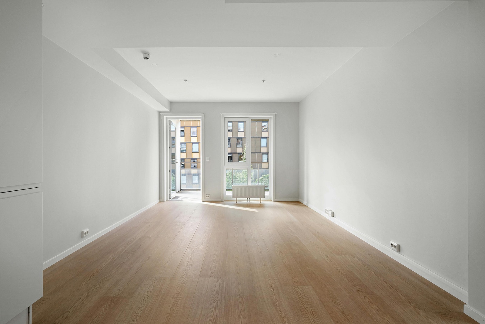 Åpen stue og kjøkkenløsning med utgang til balkong Galleribilde