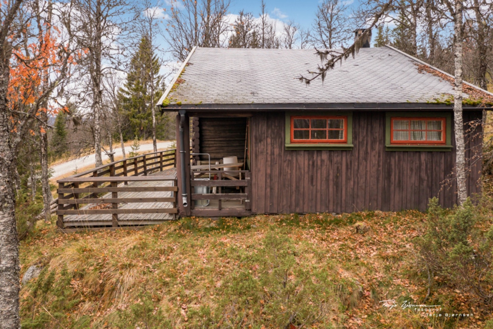 Fra baksiden av hytten har man inngang til det ene soverommet. Galleribilde