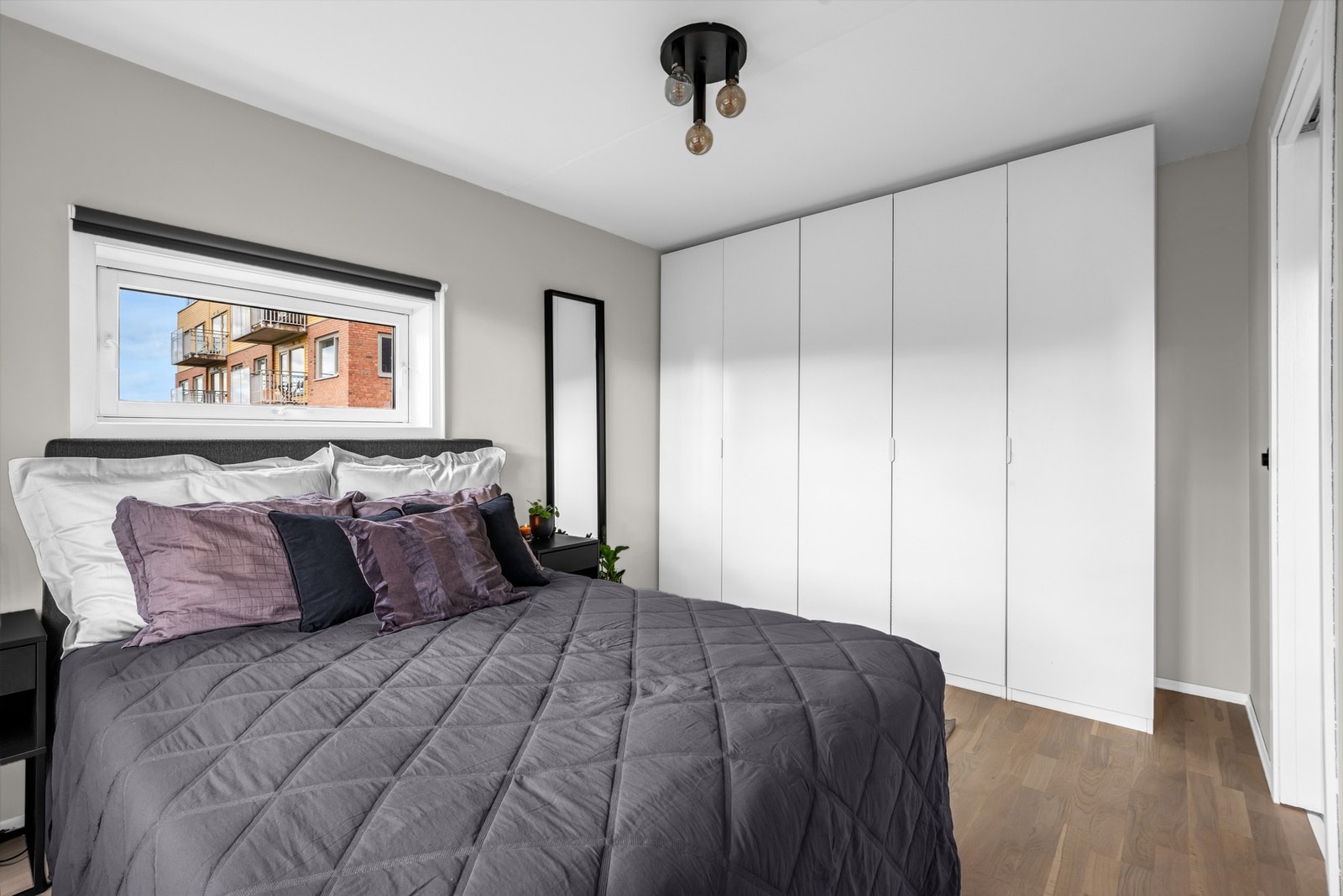 God lagringsplass i garderobeskap samt kjellerbod på ca. 5,2 m². Galleribilde