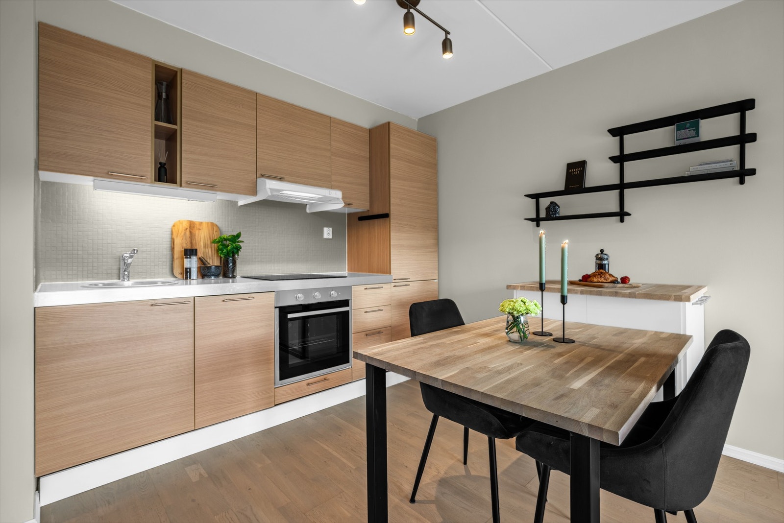 Kjøkken med integrerte hvitevarer som induksjonsplatetopp og stekeovn (2022), kjøle-/fryseskap (2023). Galleribilde