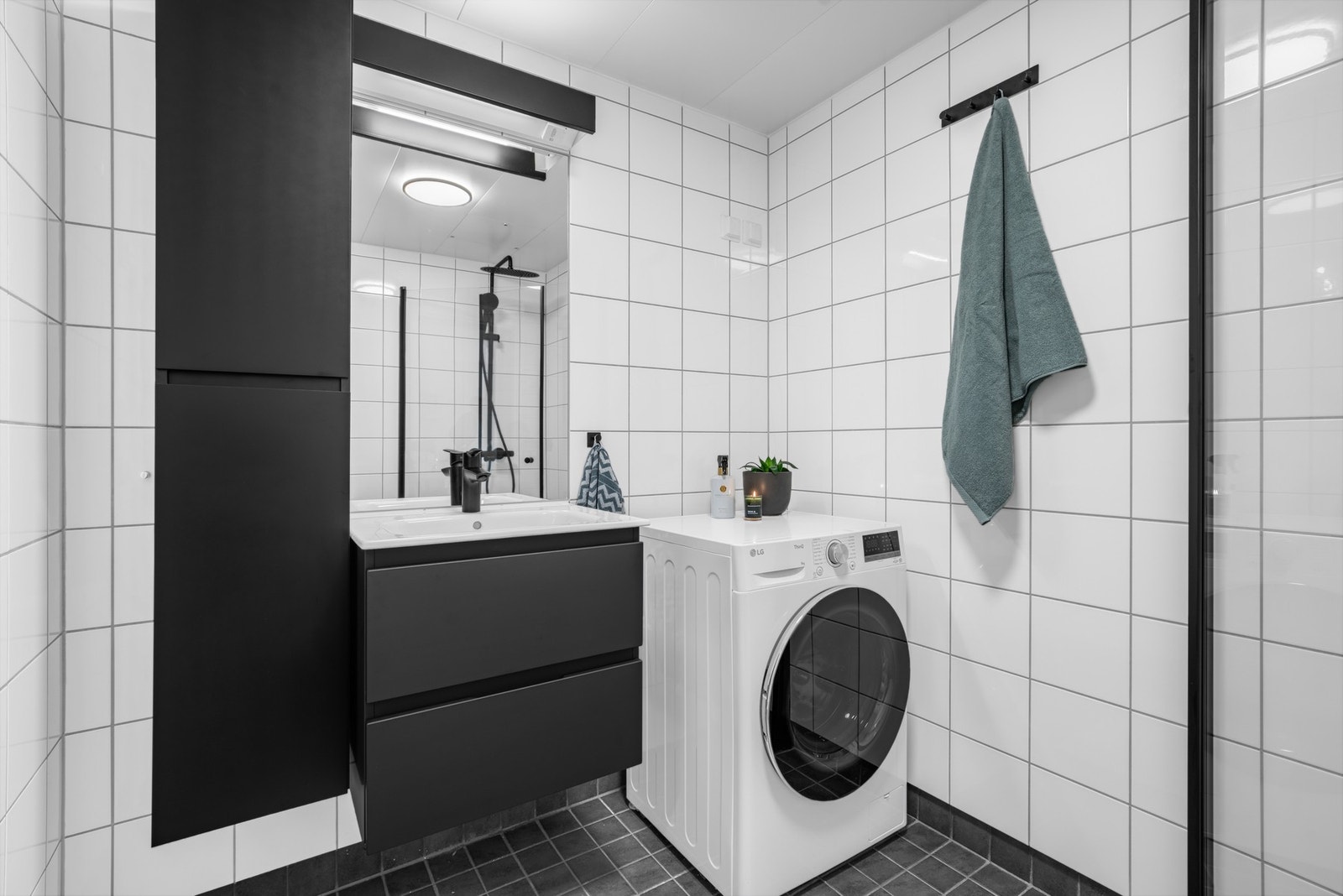 Badet har gulvvarme og mekanisk avtrekksventilasjon. Galleribilde