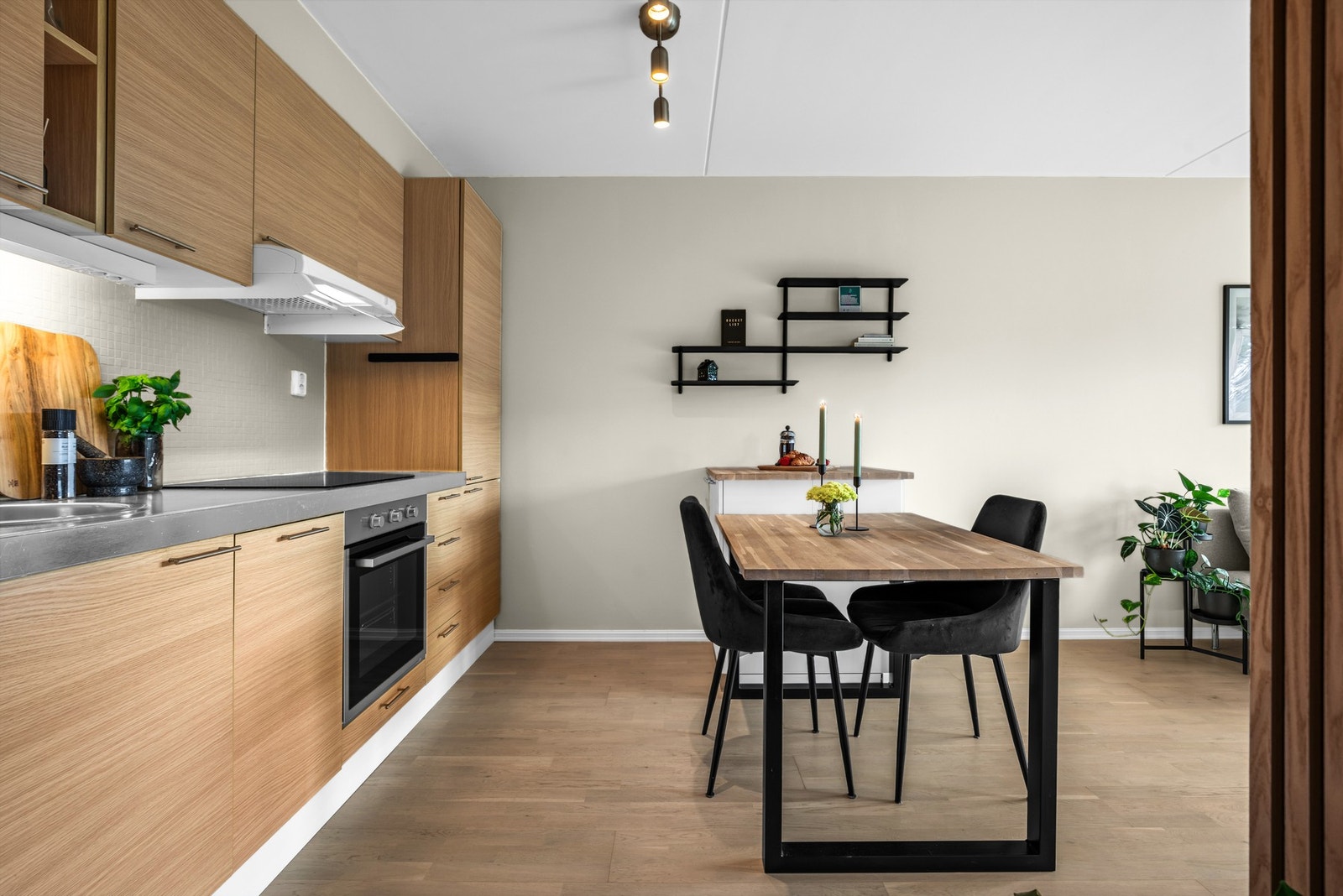 Det er mekanisk avtrekk via kjøkkenventilator. Galleribilde