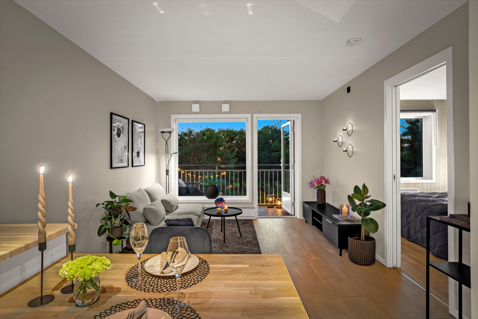 Rommet har en takhøyde på ca. 2,41 meter. Galleribilde