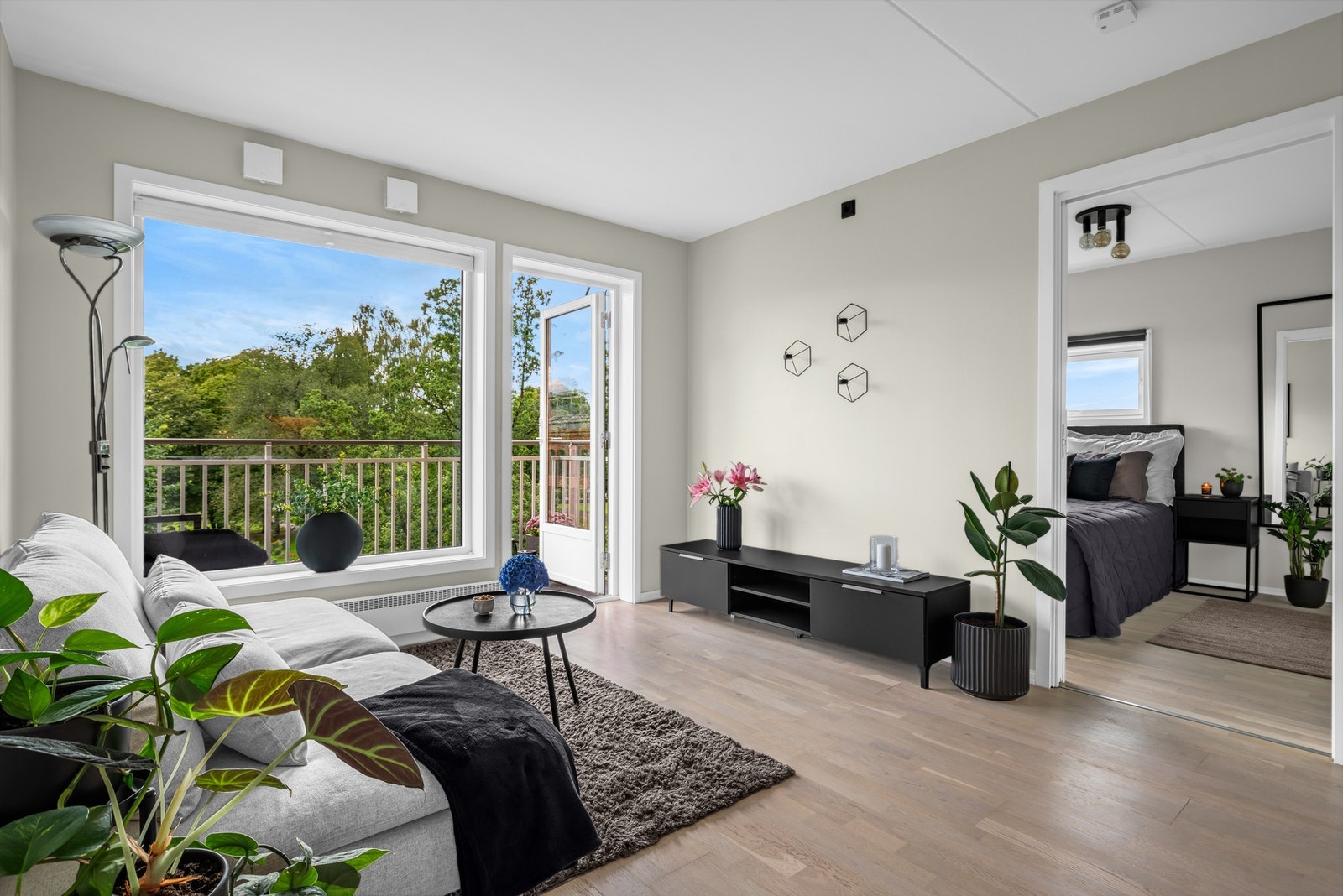 Store vinduer slipper inn godt med naturlig lys. Galleribilde