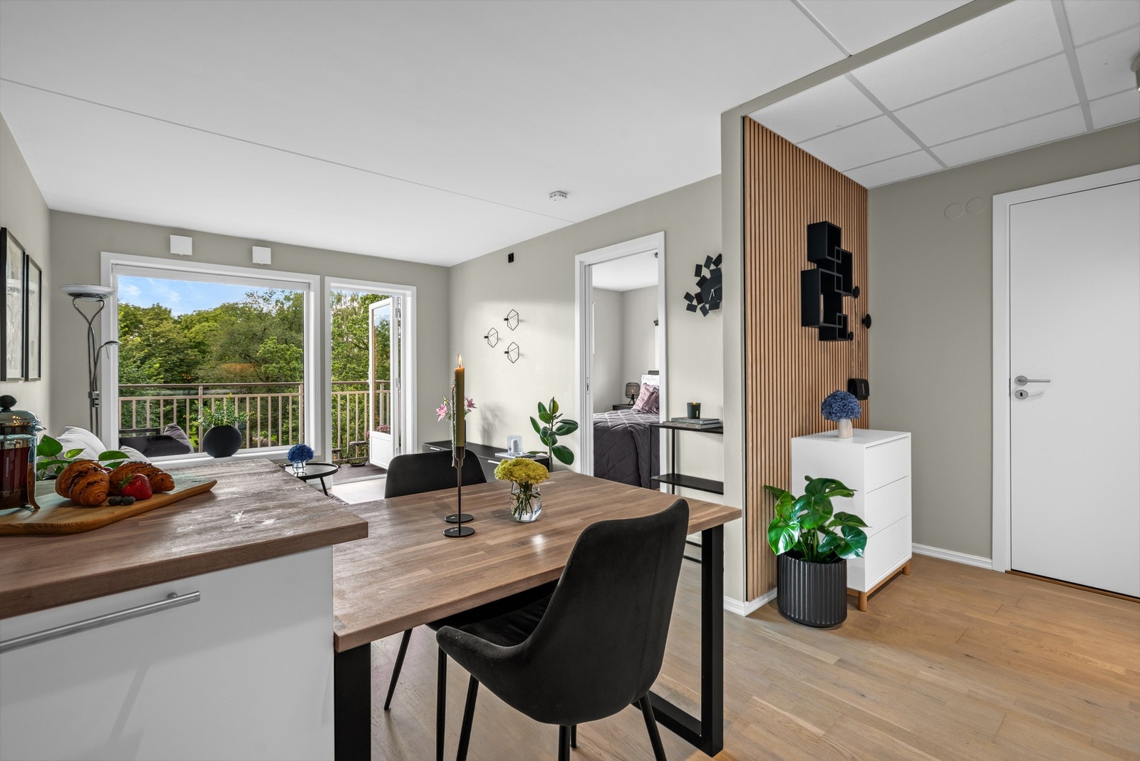 En liten halvøy skiller kjøkkensonen fra stuen og gir ekstra arbeidsplass. Galleribilde