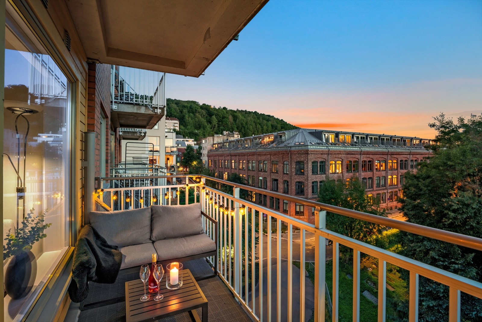 Vestvendt balkong på 4,7 kvm med flott utsikt. Galleribilde