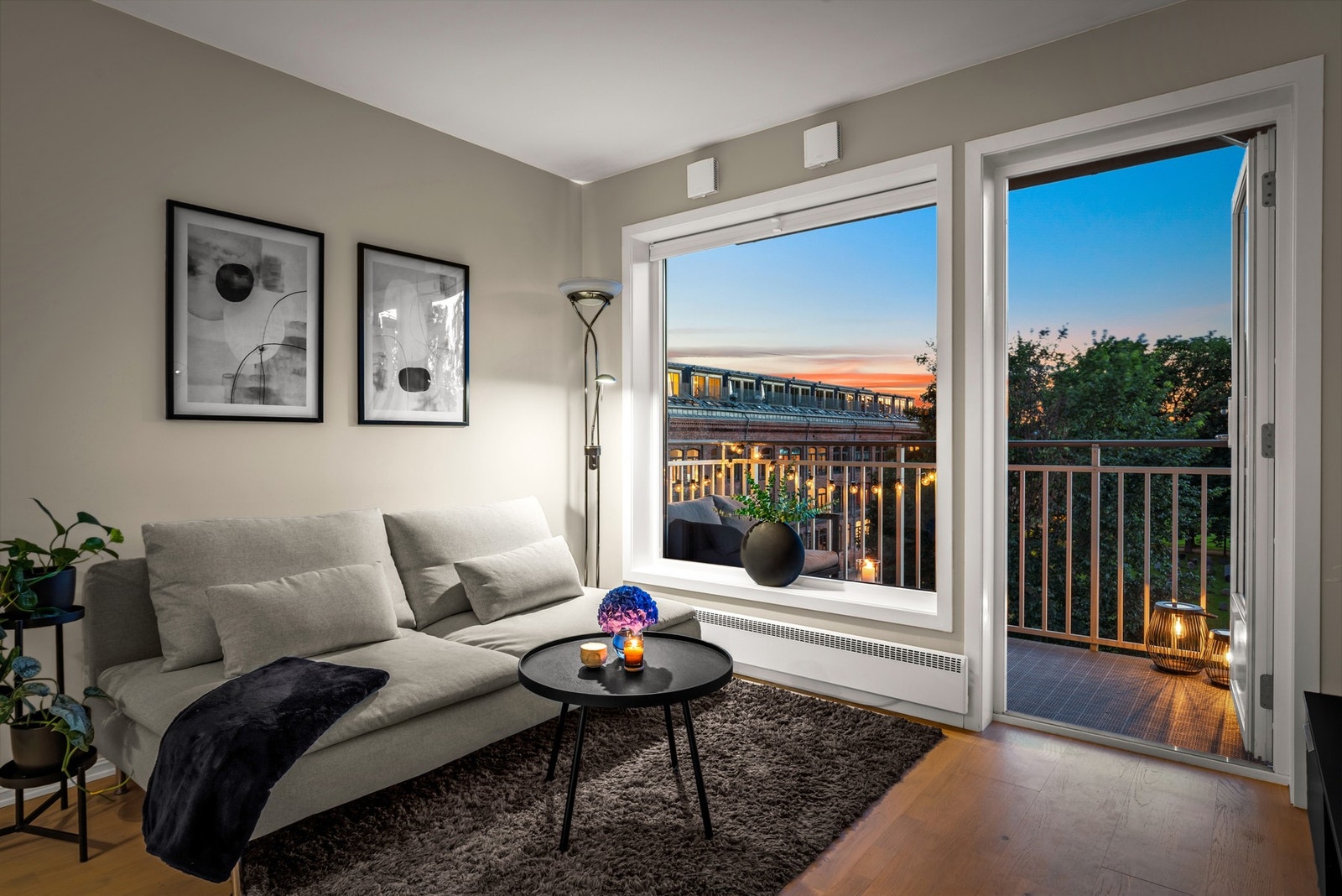 Det ble lagt ny parkett i entré, gang og stue/kjøkken i 2021. Galleribilde