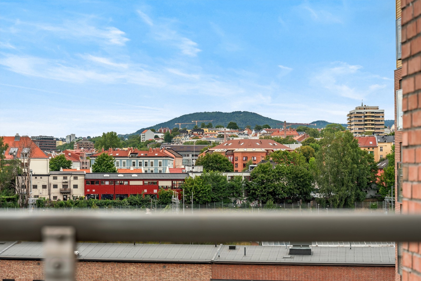 Balkongen har en åpen og luftig plassering med fin utsikt mot nærområdet. Galleribilde