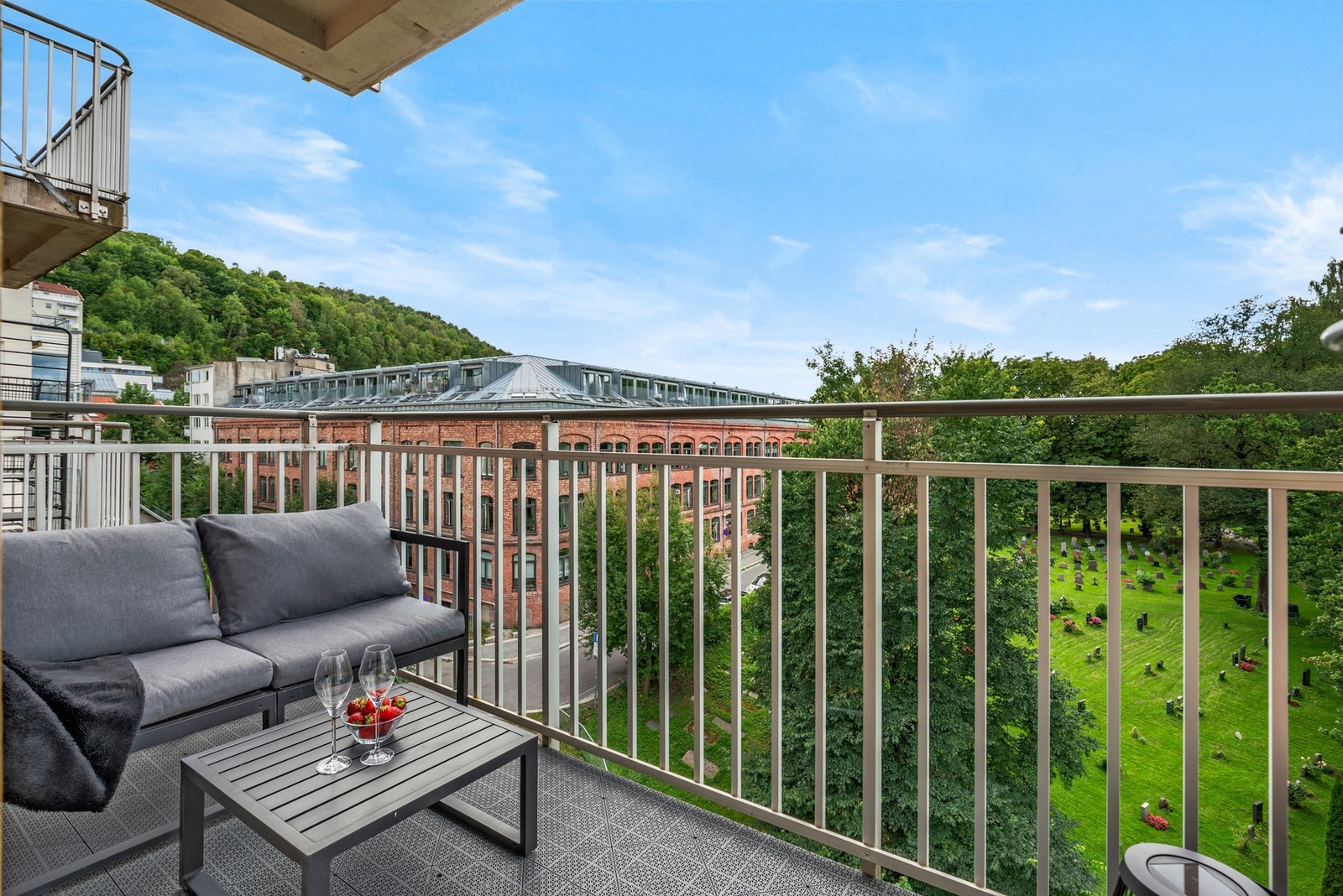 Balkongen fungerer som en naturlig forlengelse av stuen. Galleribilde