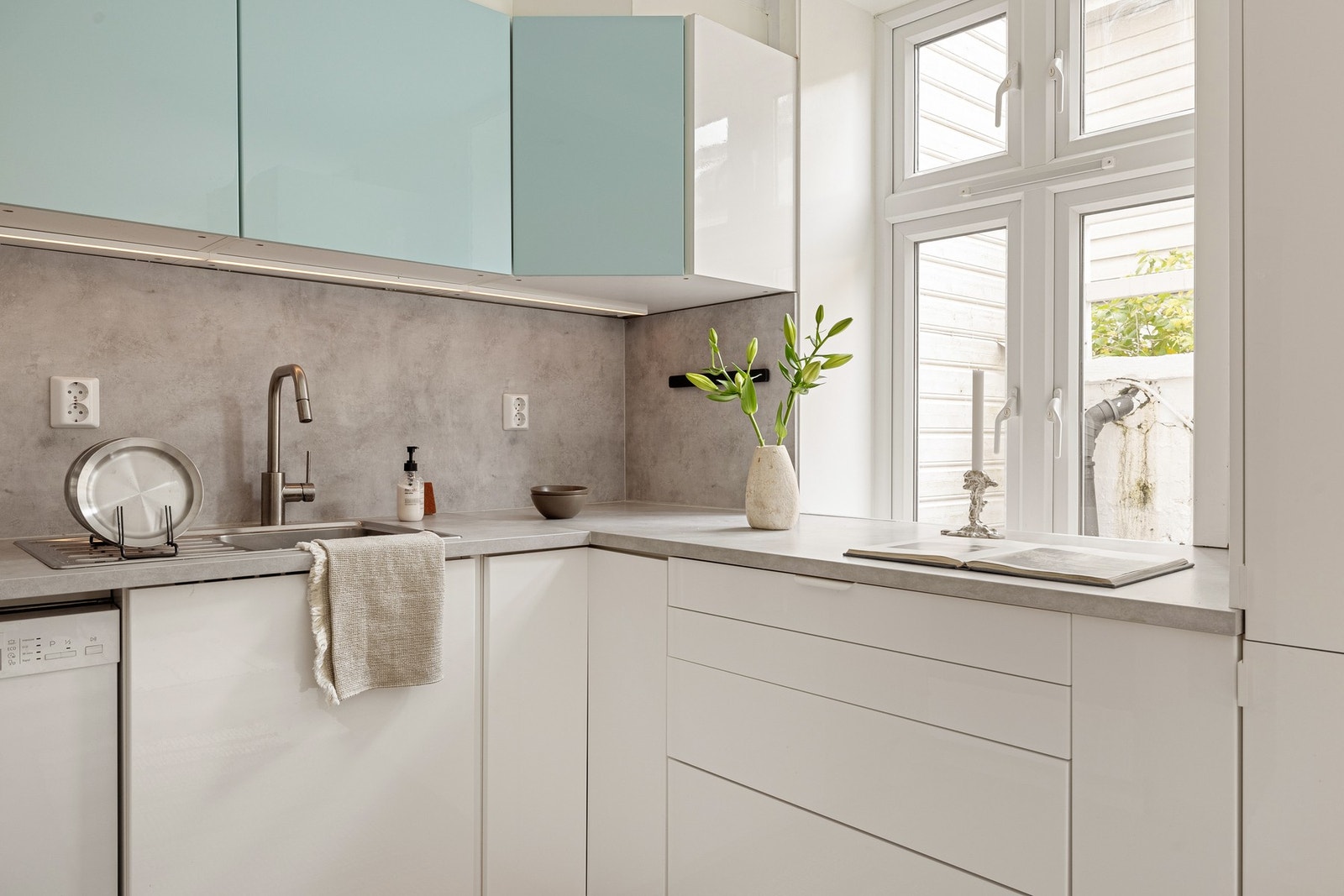 Av integrerte hvitevarer følger stekeovn, platetopp, oppvaskmaskin, ventilator og kjøleskap m/frysedel. Galleribilde