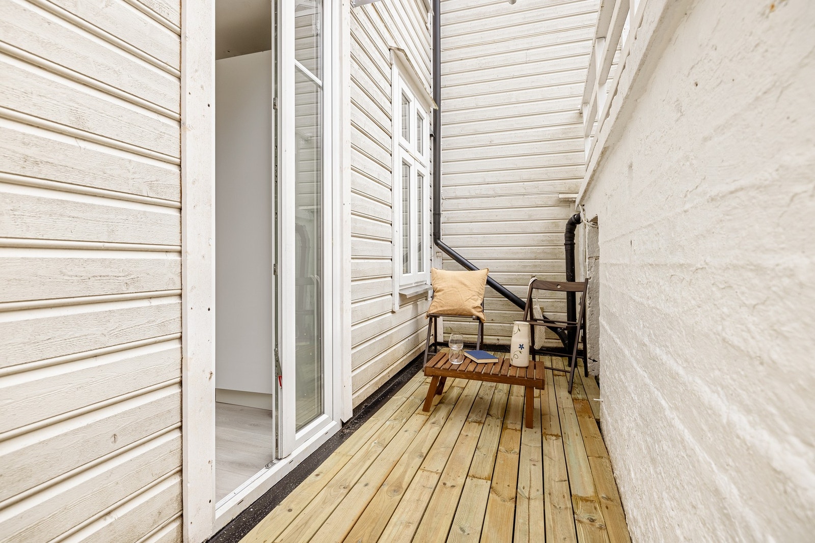 Fra stuen er det utgang til en praktisk terrasse med gode solforhold. Galleribilde