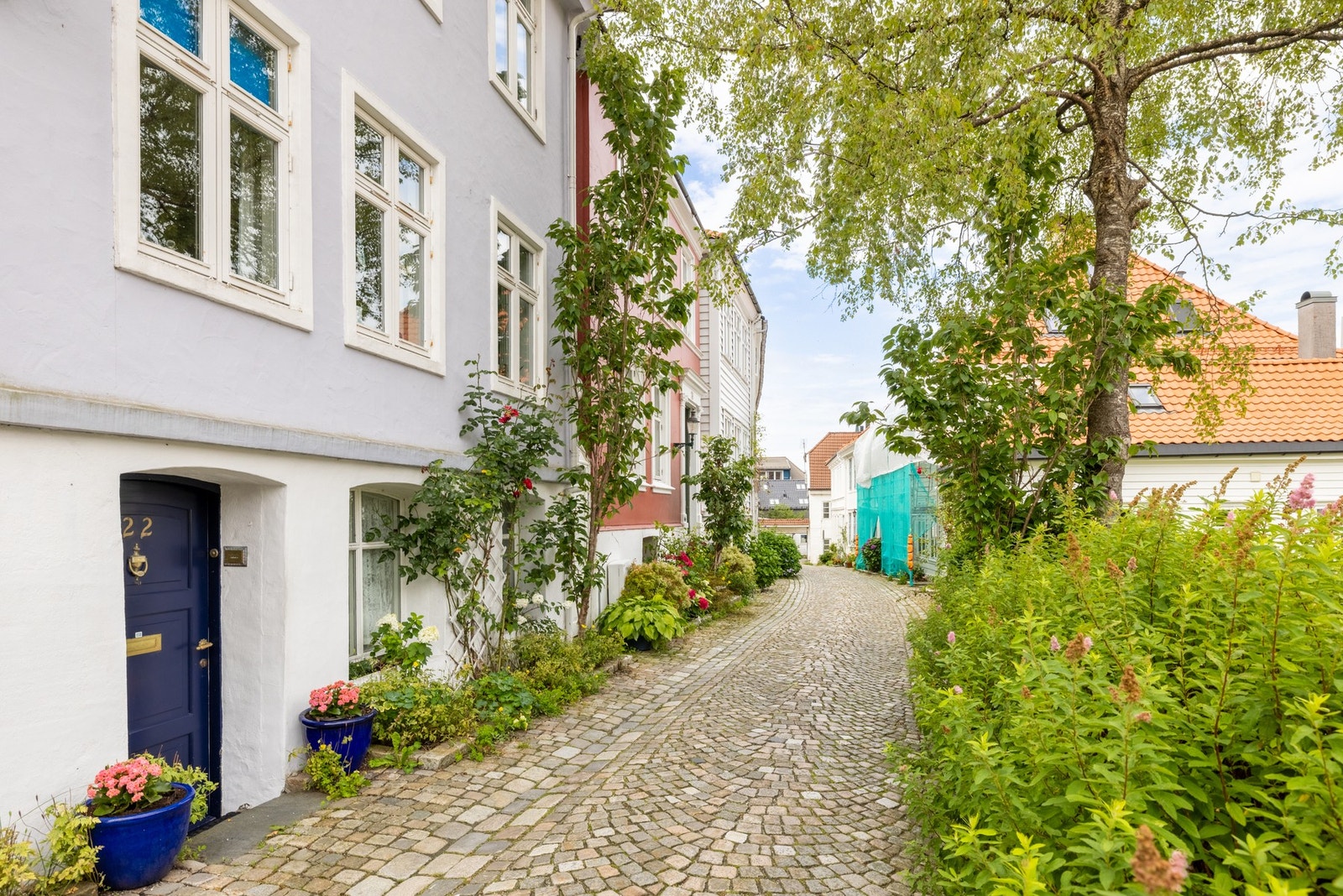 Leiligheten ligger i en rolig, attraktiv og brosteinsbelagt gate. Her er det kort vei til byens fasiliteter. Galleribilde