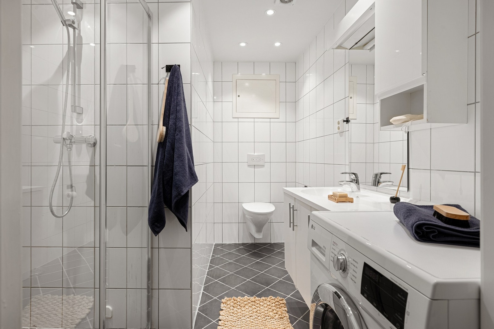 Badet er lyst og lekkert med fliser på gulv/vegger, hvor gulvet selvfølgelig har varmekabler. Galleribilde